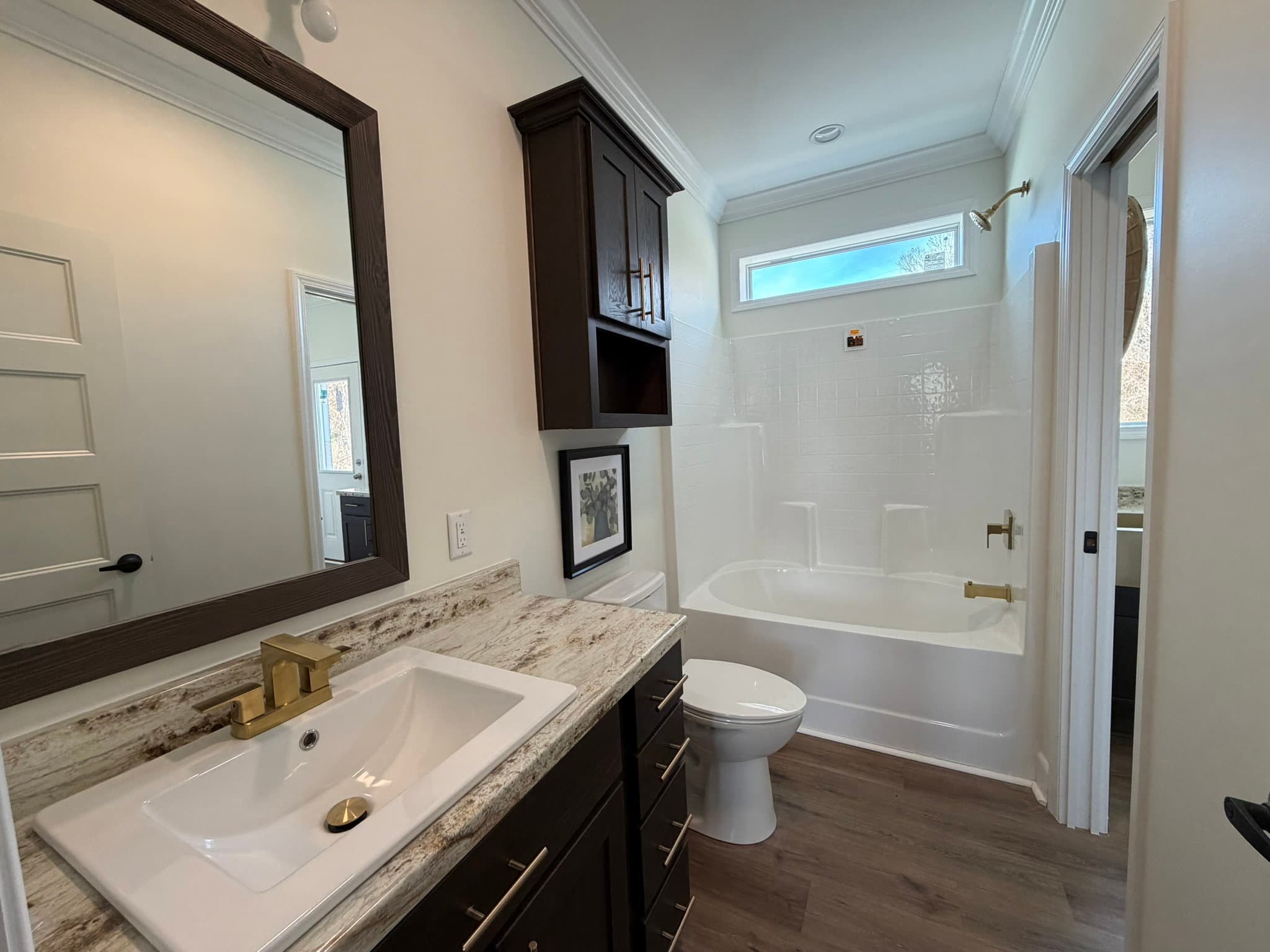 Ponderosa bathroom home features