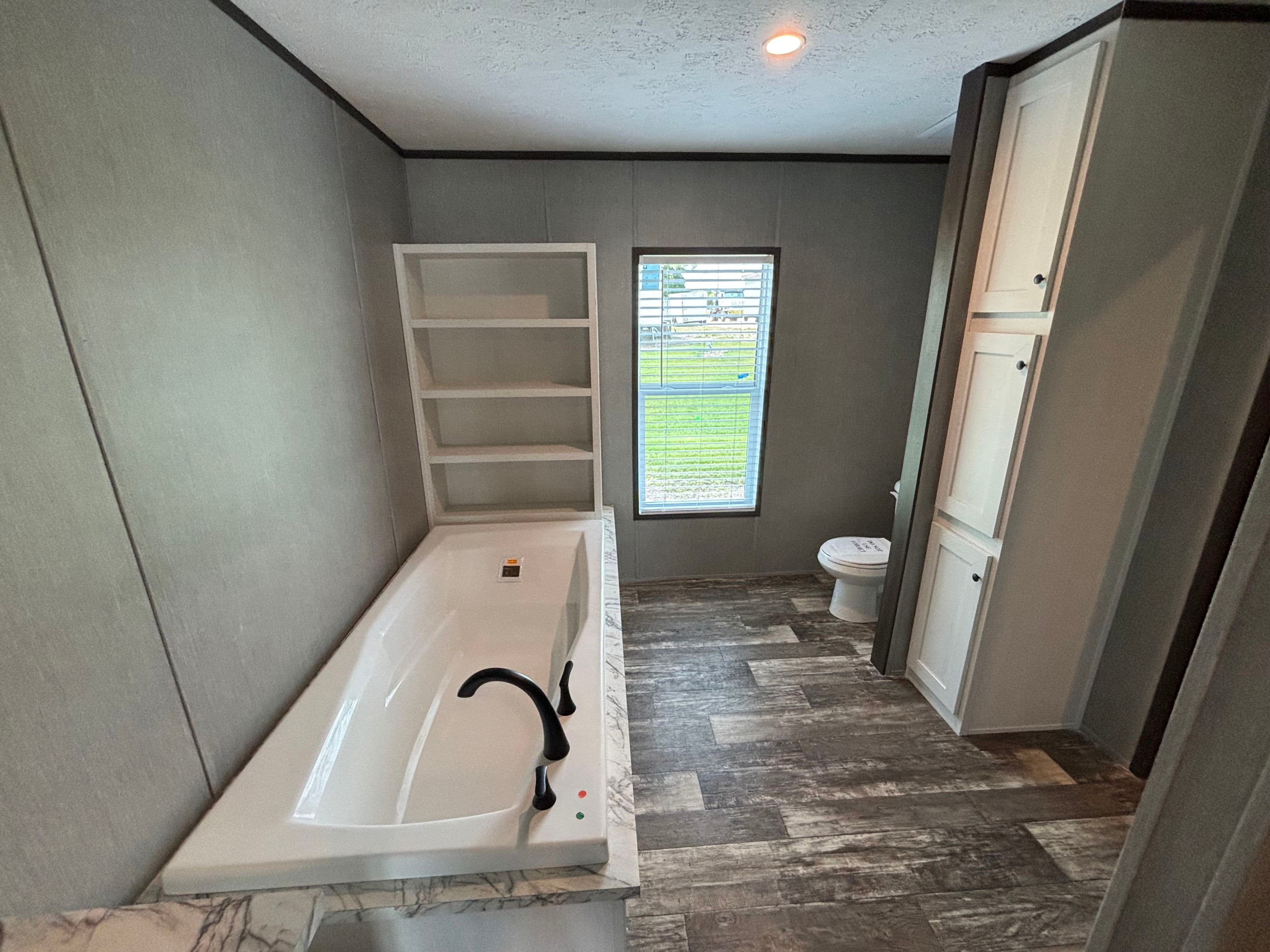 The bayside bathroom home features