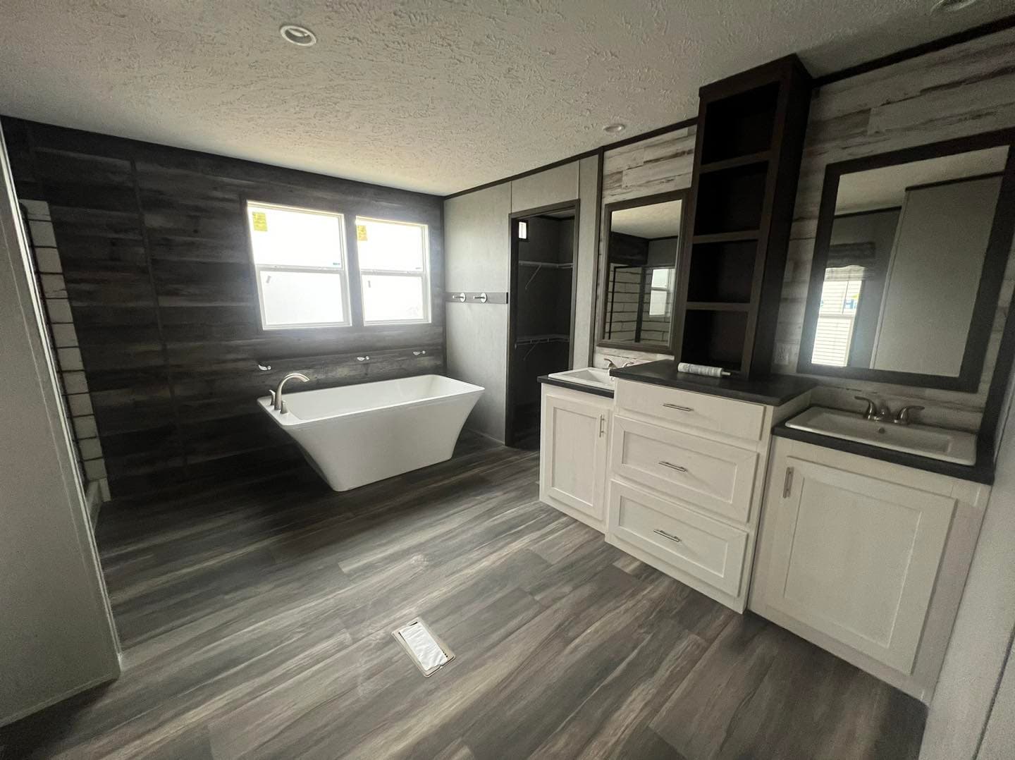 The shoreline bathroom home features