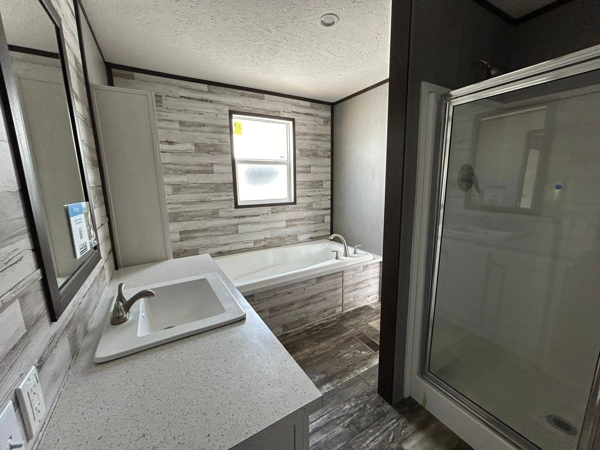 Edge 72 bathroom home features