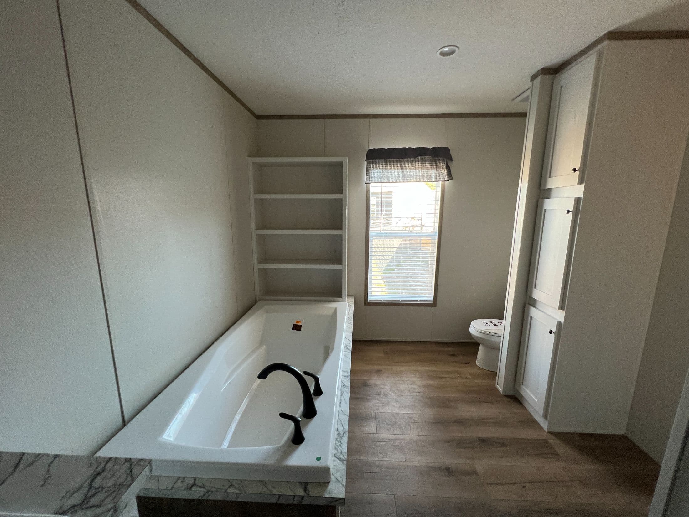 The bayside bathroom home features