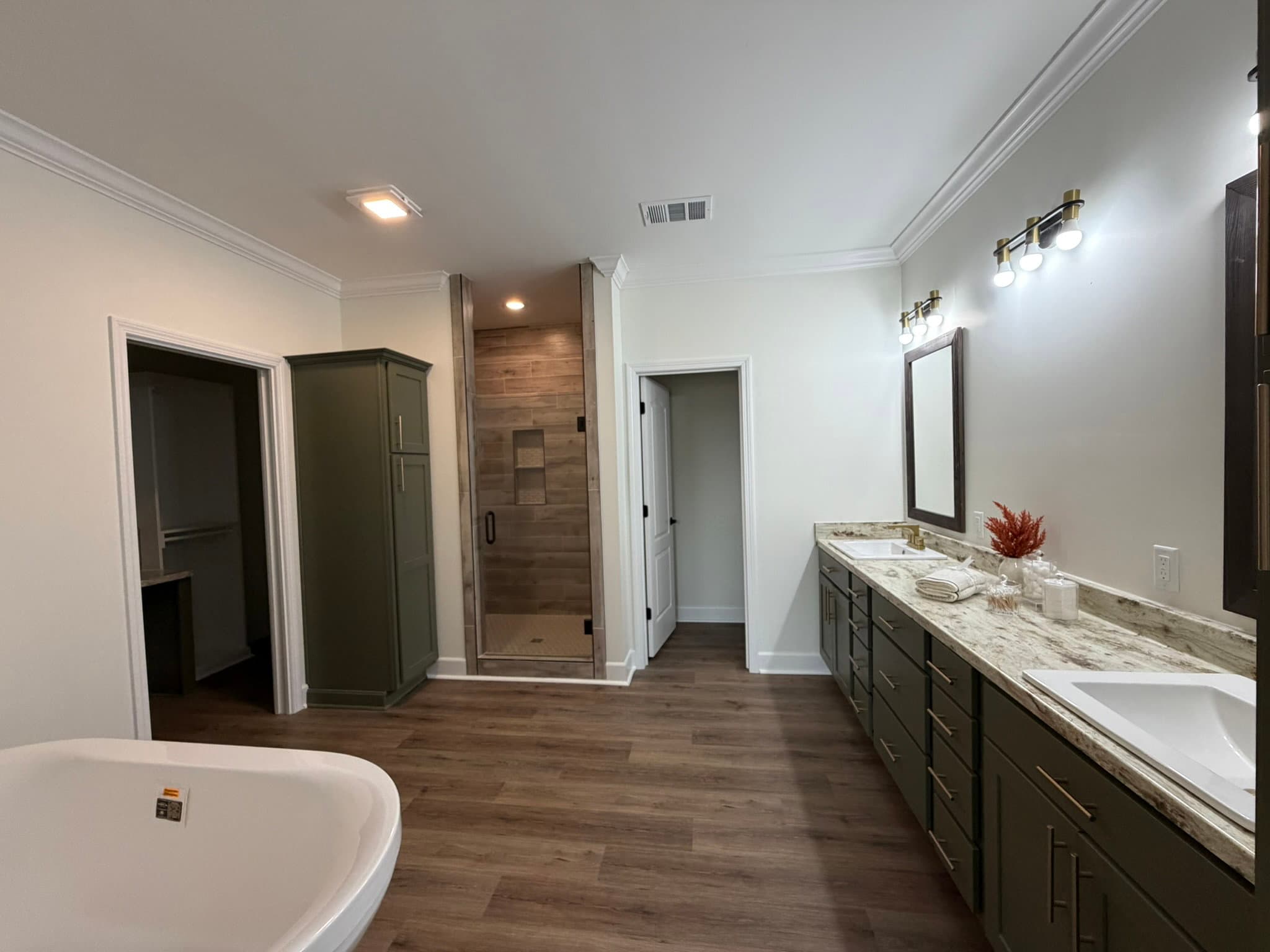 Ponderosa bathroom home features