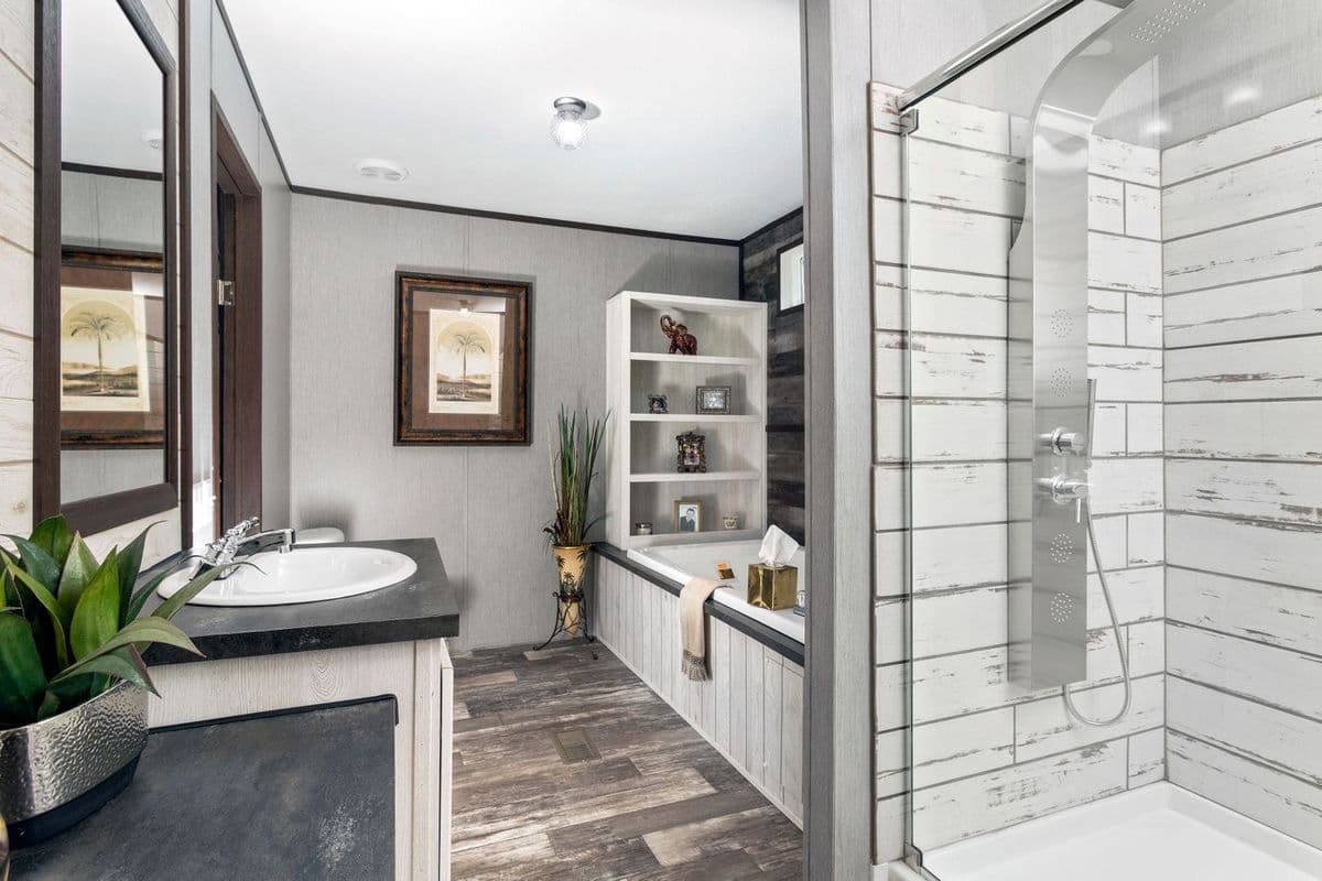 The seaside 1290 bathroom home features