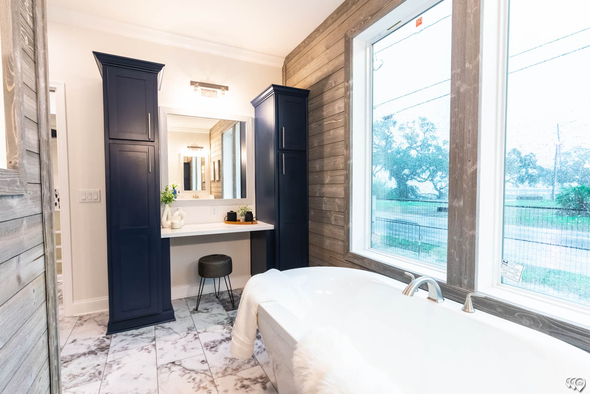 Shoreline  bathroom home features