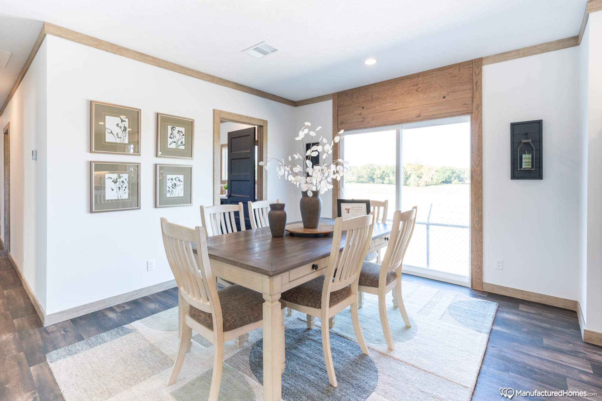 Delilah interior home features