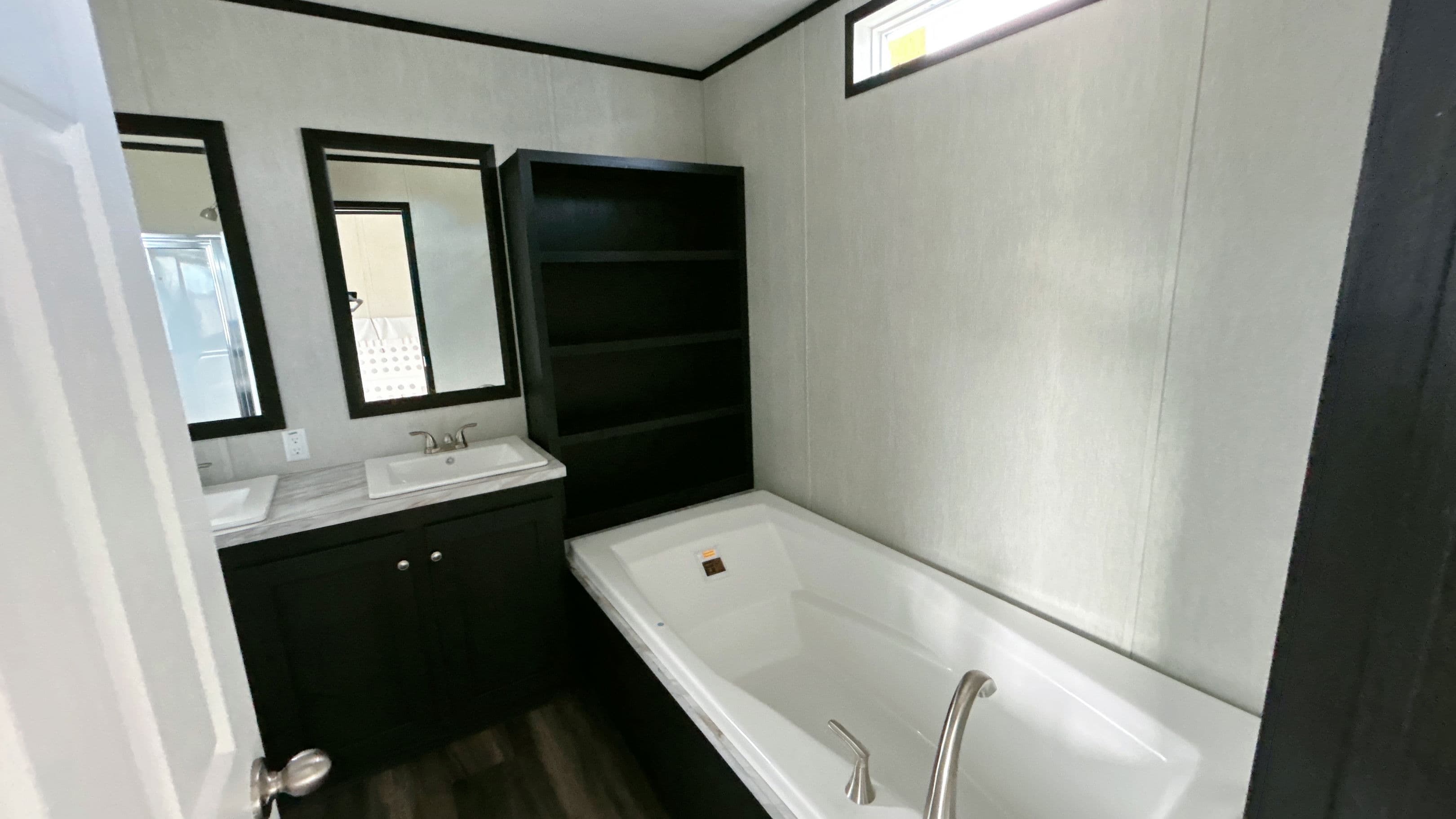 Lodge ii  bathroom home features