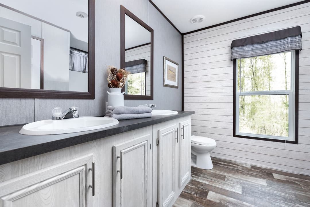 The shoreline bathroom home features