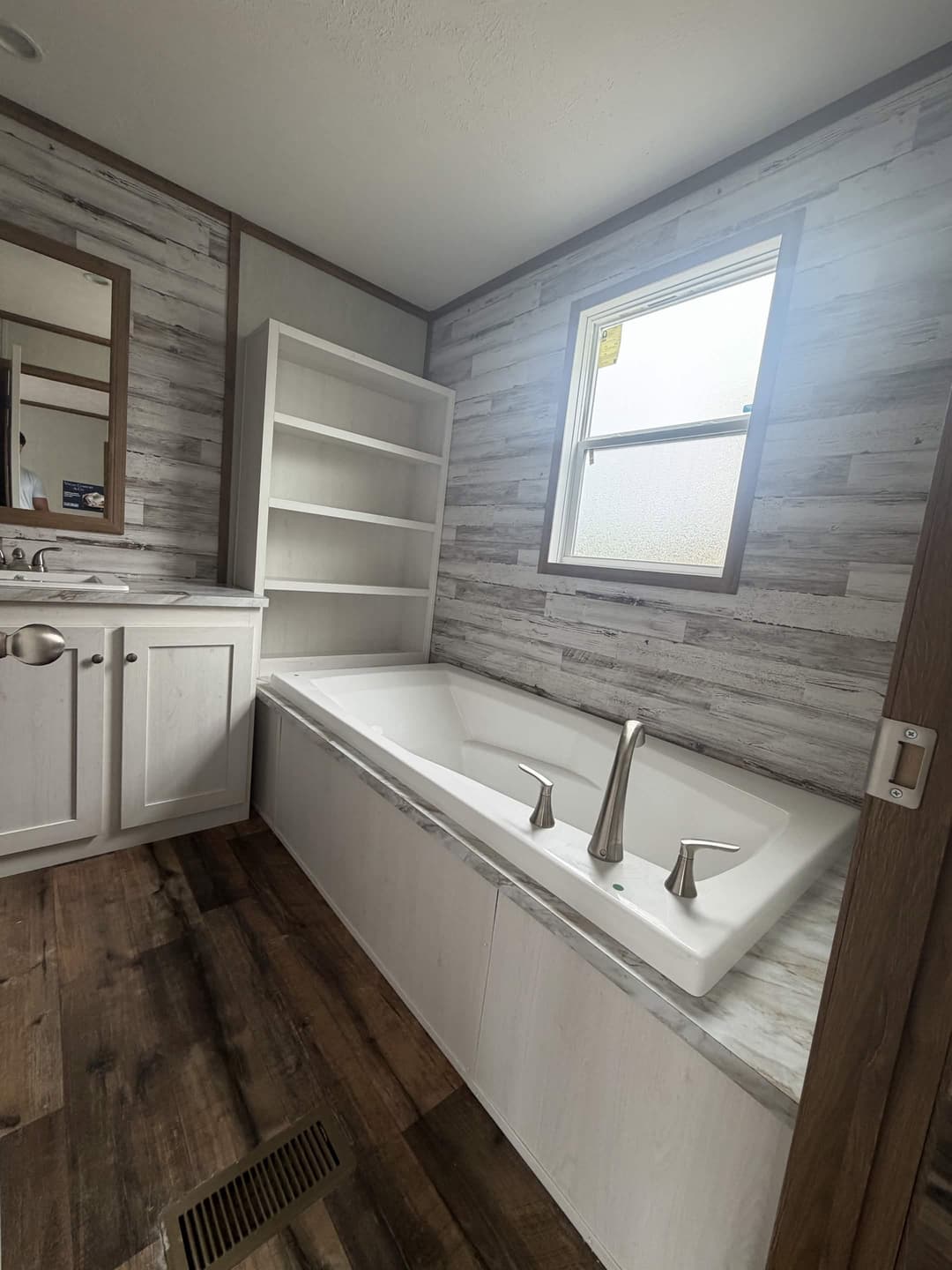 Edge 72 bathroom home features