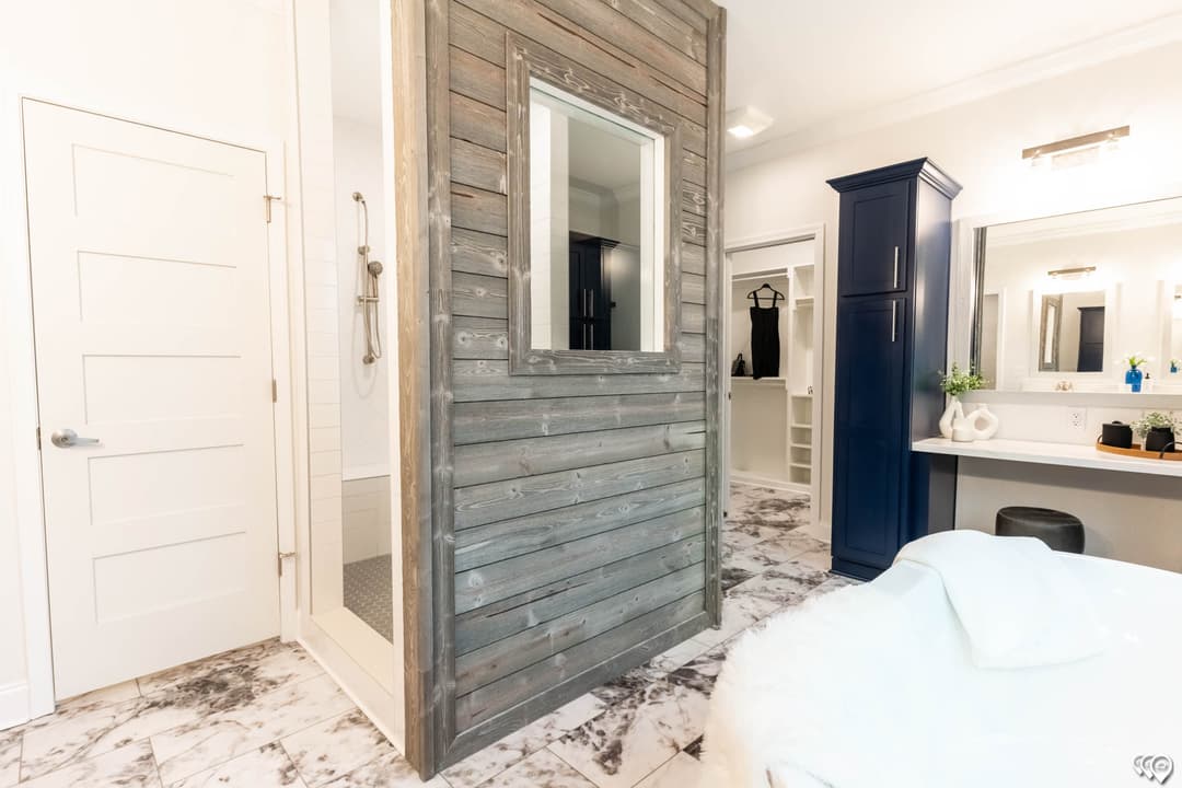 Shoreline  bathroom home features